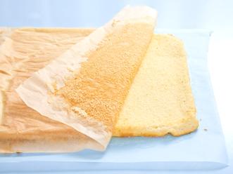 Kumoa torttulevy sokeroidulle leivinpaperille. Irrota pohjapaperi ja anna torttulevyn jäähtyä.