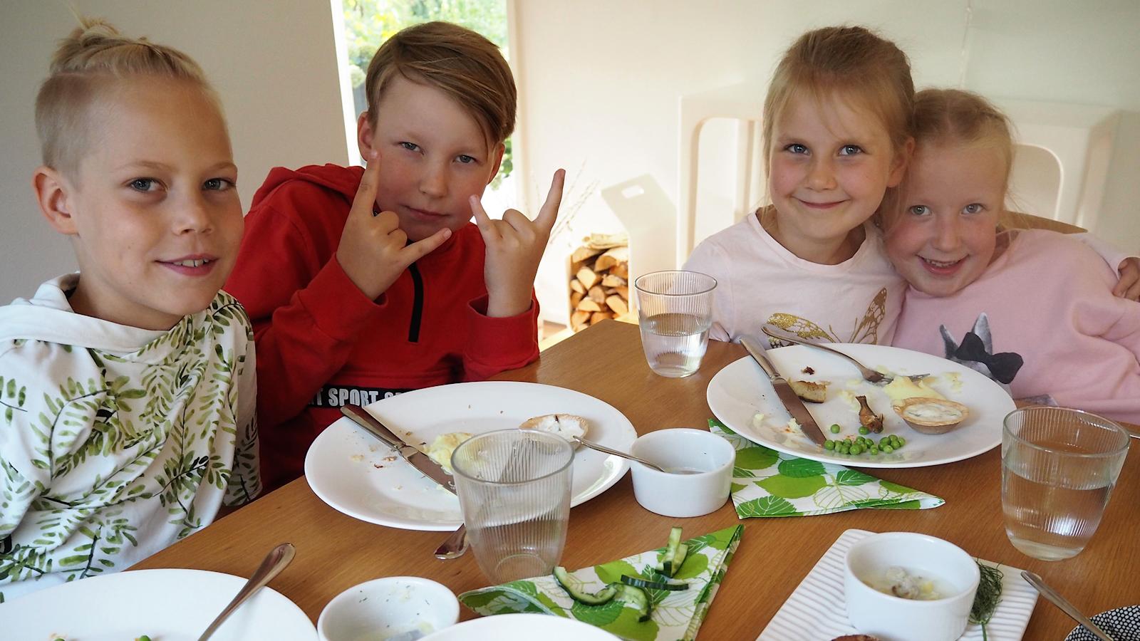 Kalaisia valmisruokia olivat maistamassa ja kommentoimassa kirkkonummelaiset Kasper, 8, Eeli, 8, Aino, 6, ja Elma, 6.  