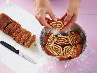 Vuoraa pyöreäpohjainen kulho (n. 2 l) kelmulla. Leikkaa kääretorttu viipaleiksi ja vuoraa niillä kulho. Kaada täyte kulhoon.