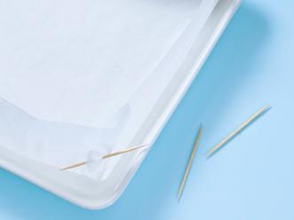 Vinkki! Tee leivinpaperista "vuoka" cocktailtikkujen tai nuppineulojen avulla. Taita paperiin kulmat ja kiinnitä tikuilla. Näin saat sen kokoisen vuoan kuin tarvitset ja pelti pysyy puhtaana.