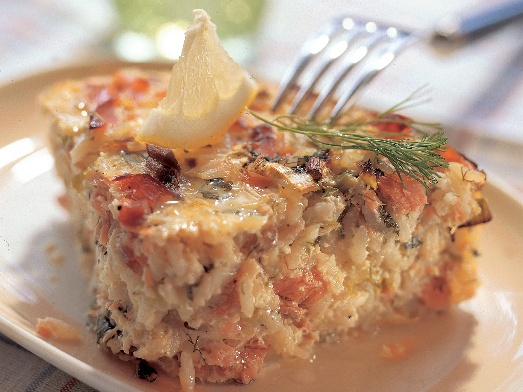 Kesäinen lohiriisilaatikko