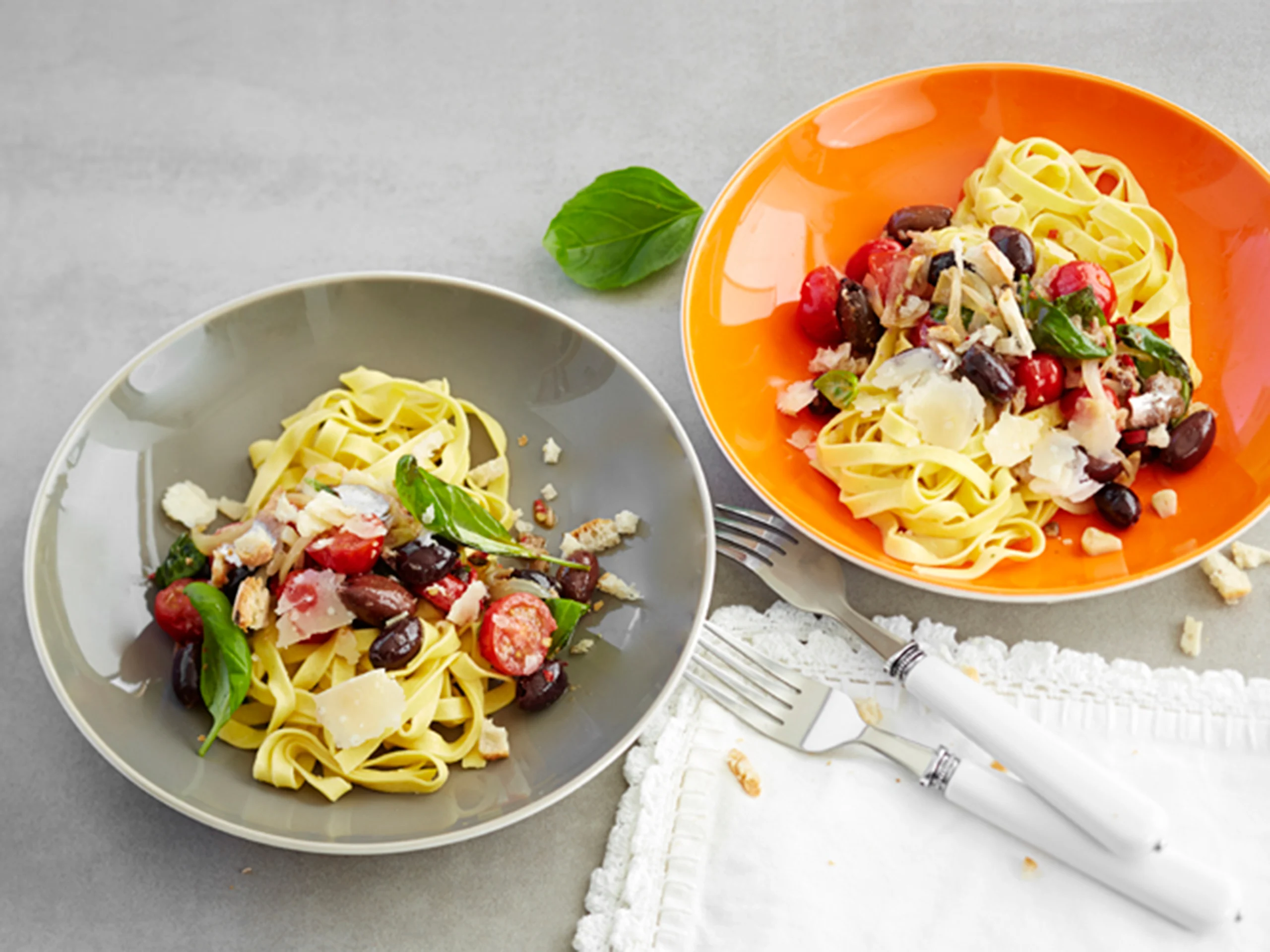 Tomaatti-anjovispasta