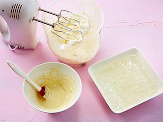 Valmista kakun täyte. Liota liivatelehtiä kylmässä vedessä 10 minuuttia. Sulata valkosuklaa ja anna jäähtyä. Vaahdota kerma.