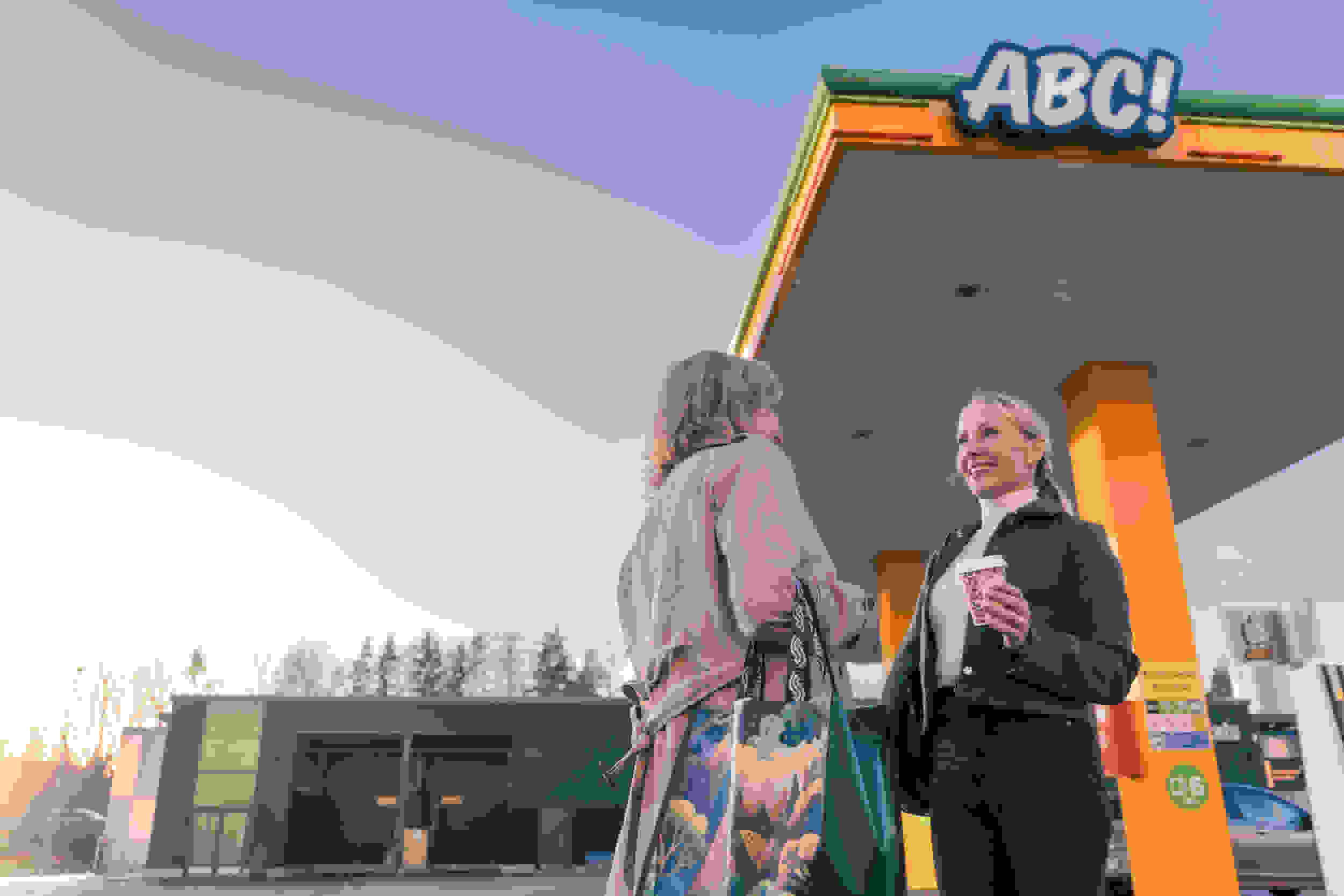 Asiakkaita ABC-aseman ulkopuolella