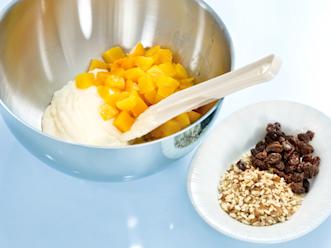 Valuta persikoista liemi. Sekoita rahkan joukkoon persikat, mantelirouhe ja rusinat.