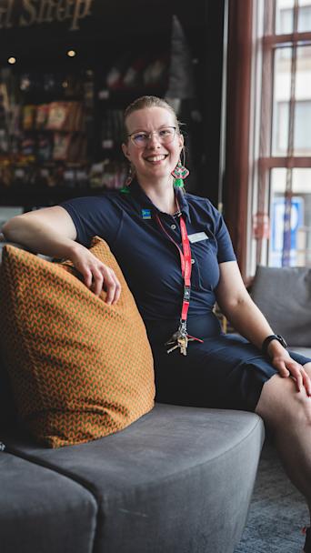 Rovaniemen Original Sokos Hotel Vaakunan vastaanottopäällikkö Nina Hautamäki istuu aulan sohvalla.