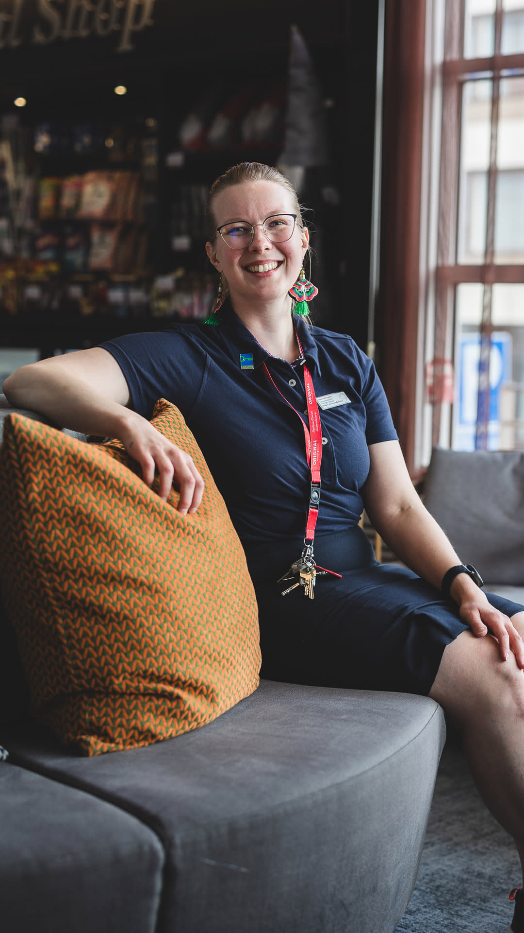 Rovaniemen Original Sokos Hotel Vaakunan vastaanottopäällikkö Nina Hautamäki istuu aulan sohvalla.