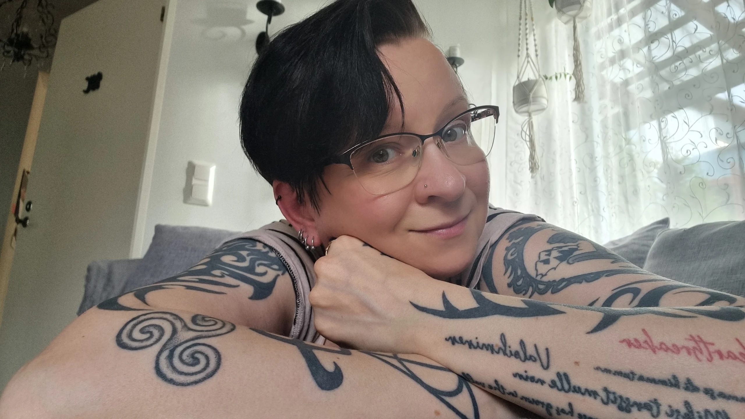 Senni Lievonen esittelee tatuointejaan