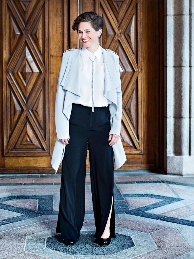Paitapusero, 165 €. Filippa K. Housut, 229 €. Tiger of Sweden. Bleiseri, 59,95 €. Object. Avokkaat, 159 €. Högl. Kaula- ja korvakorut, Eblad.
