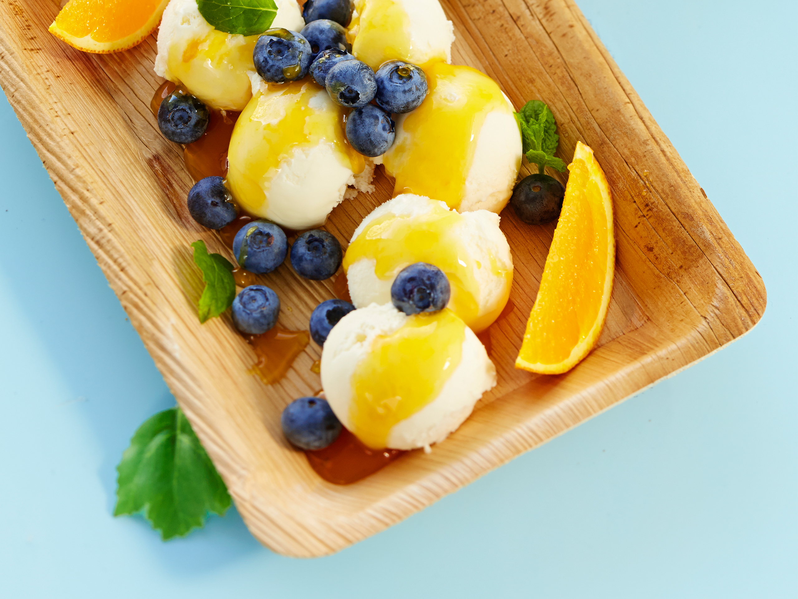 Jäätelöä, mustikoita ja appelsiinisiirappia