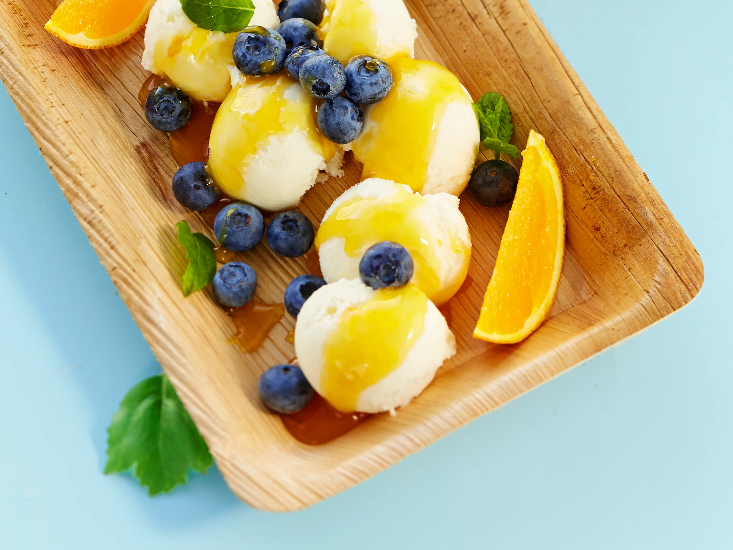 Jäätelöä, mustikoita ja appelsiinisiirappia