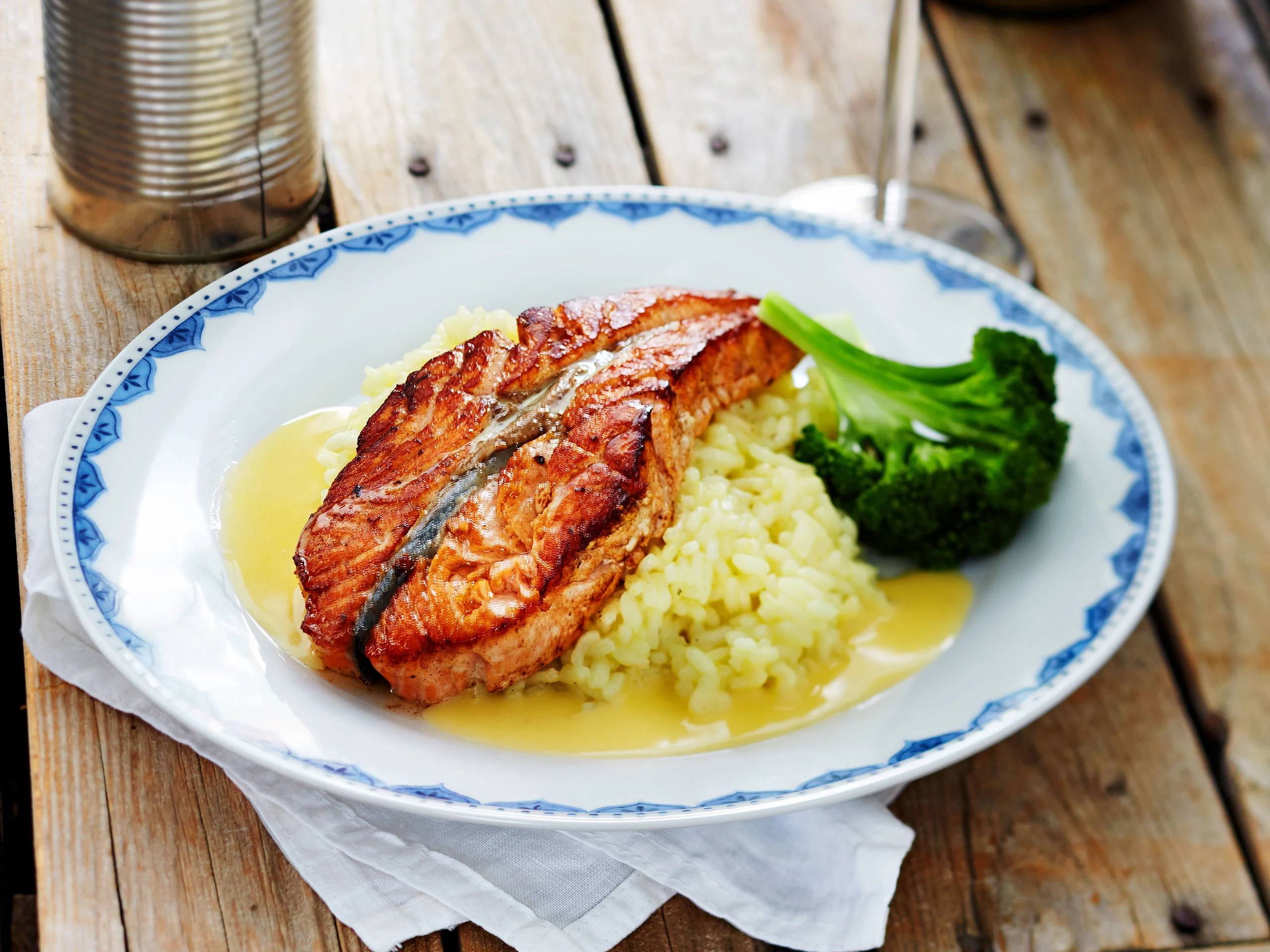 Lohiperhoset ja voi-valkoviinikastike kalalle