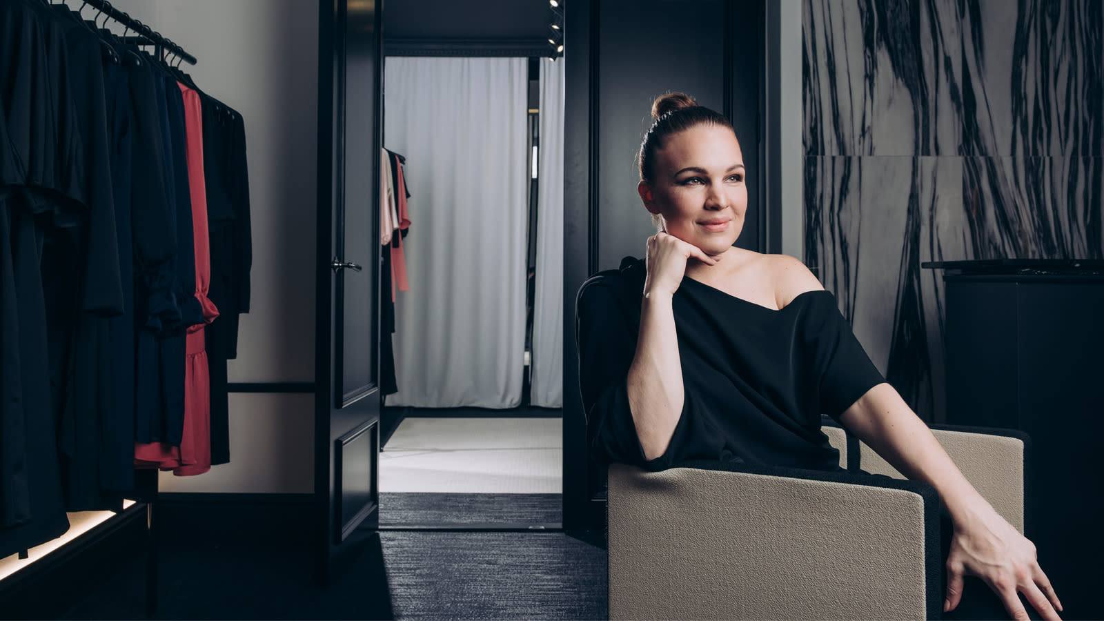 Katri Niskanen kuvattuna myymälässään.