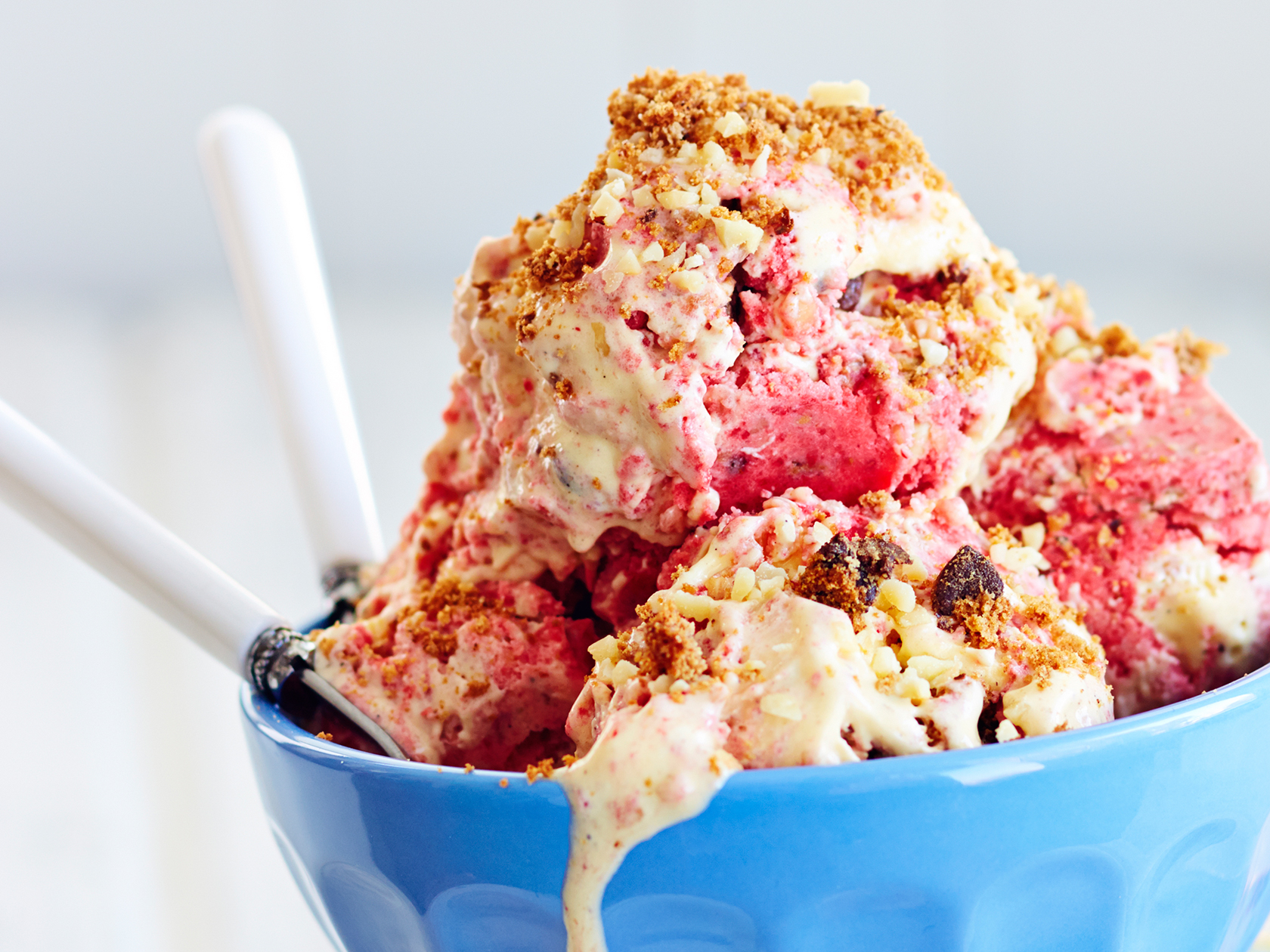 Pähkinäinen mansikka-keksimurujäätelö