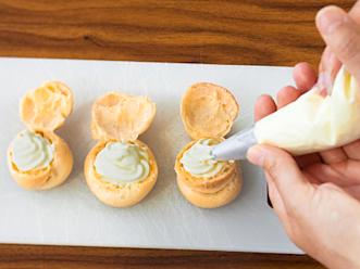 Halkaise tuulihatut. Pursota tai asettele täyte sisään.