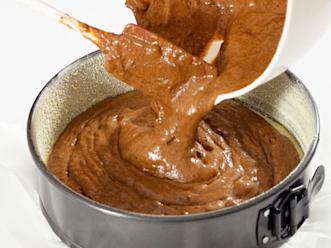 Kaada taikina voideltuun ja korppujauhotettuun irtopohjakakkuvuokaan (24 cm). Paista 175-asteisen uunin keskitasolla noin 50 minuuttia tai kunnes taikina irtoaa vuoan reunoilta. Kumoa jäähtyneenä.