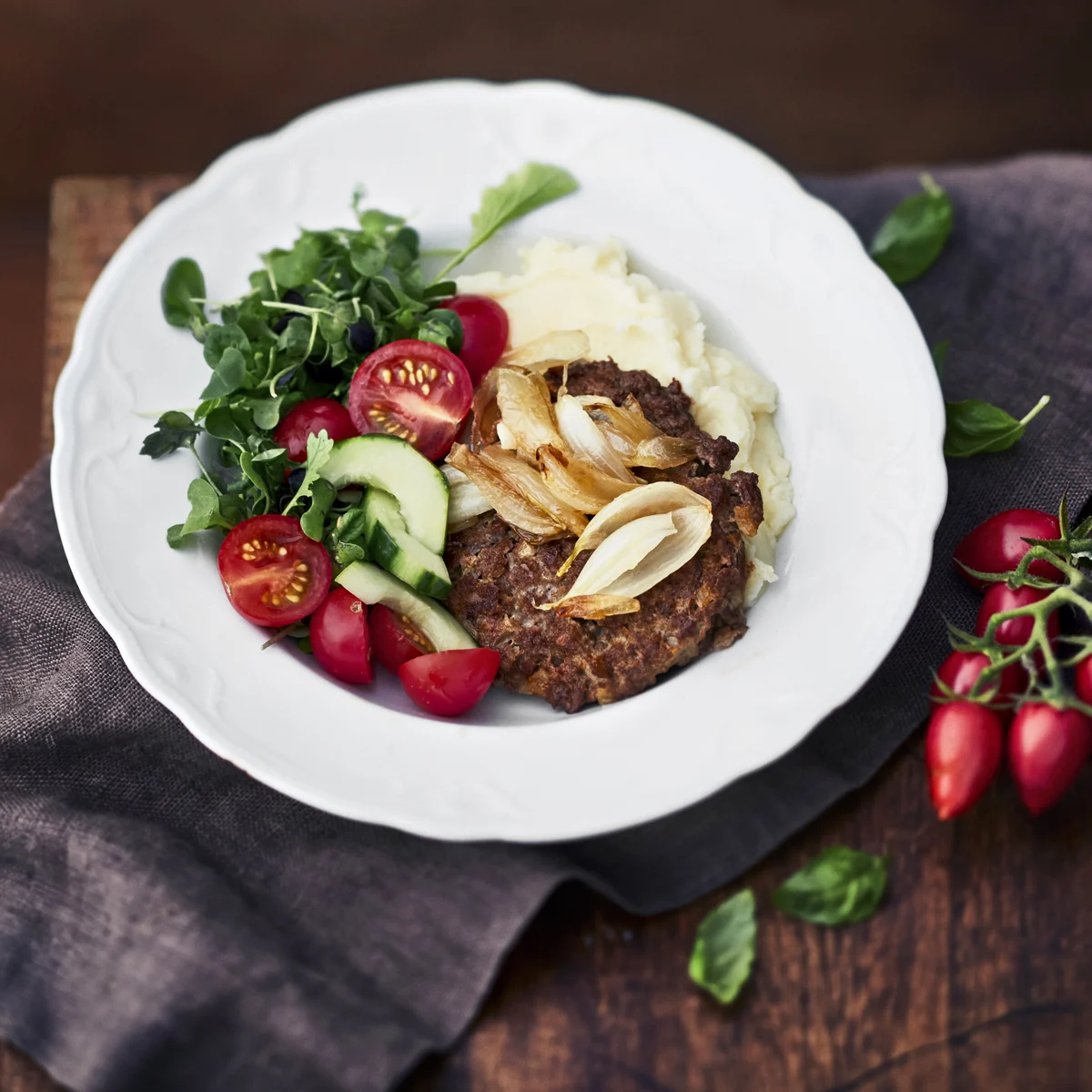 Jauhelihapihvi, paistettu sipuli ja perunamuusi