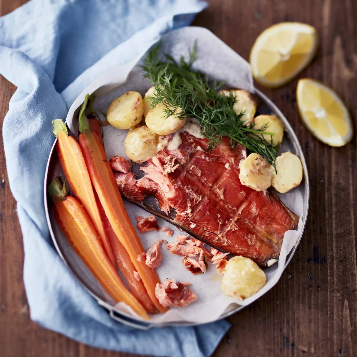 Savukalaa ja kermamuhennettua tilliperunaa