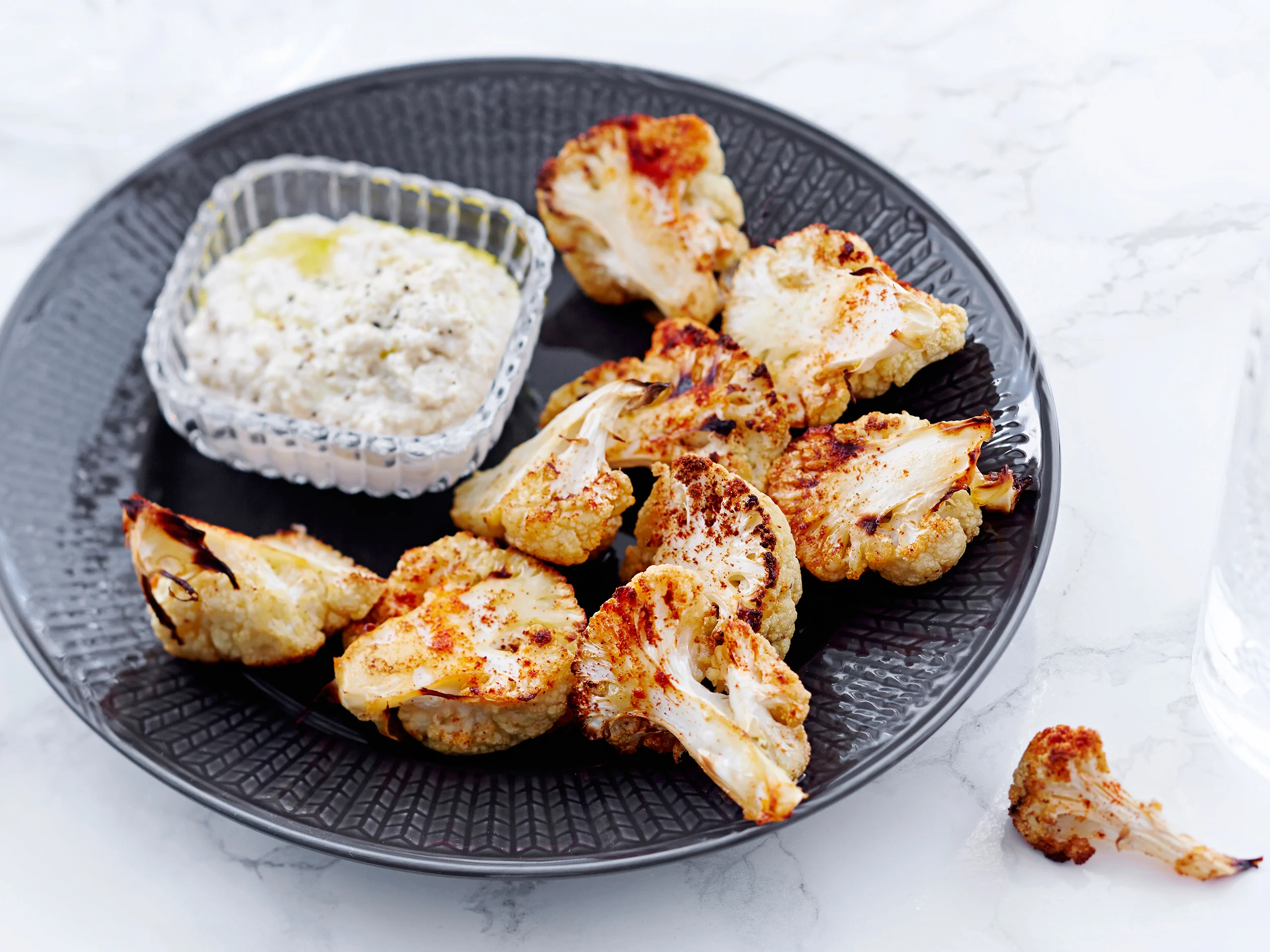 Grillattu kukkakaali ja cashewhummus