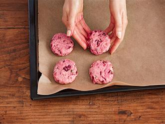 Muotoile massasta kostutetuin käsin pihvejä ja nosta ne leivinpaperoidulle uunipellille. Paista 225-asteisessa uunissa noin 15 minuuttia tai kunnes pihvit ovat kypsiä.