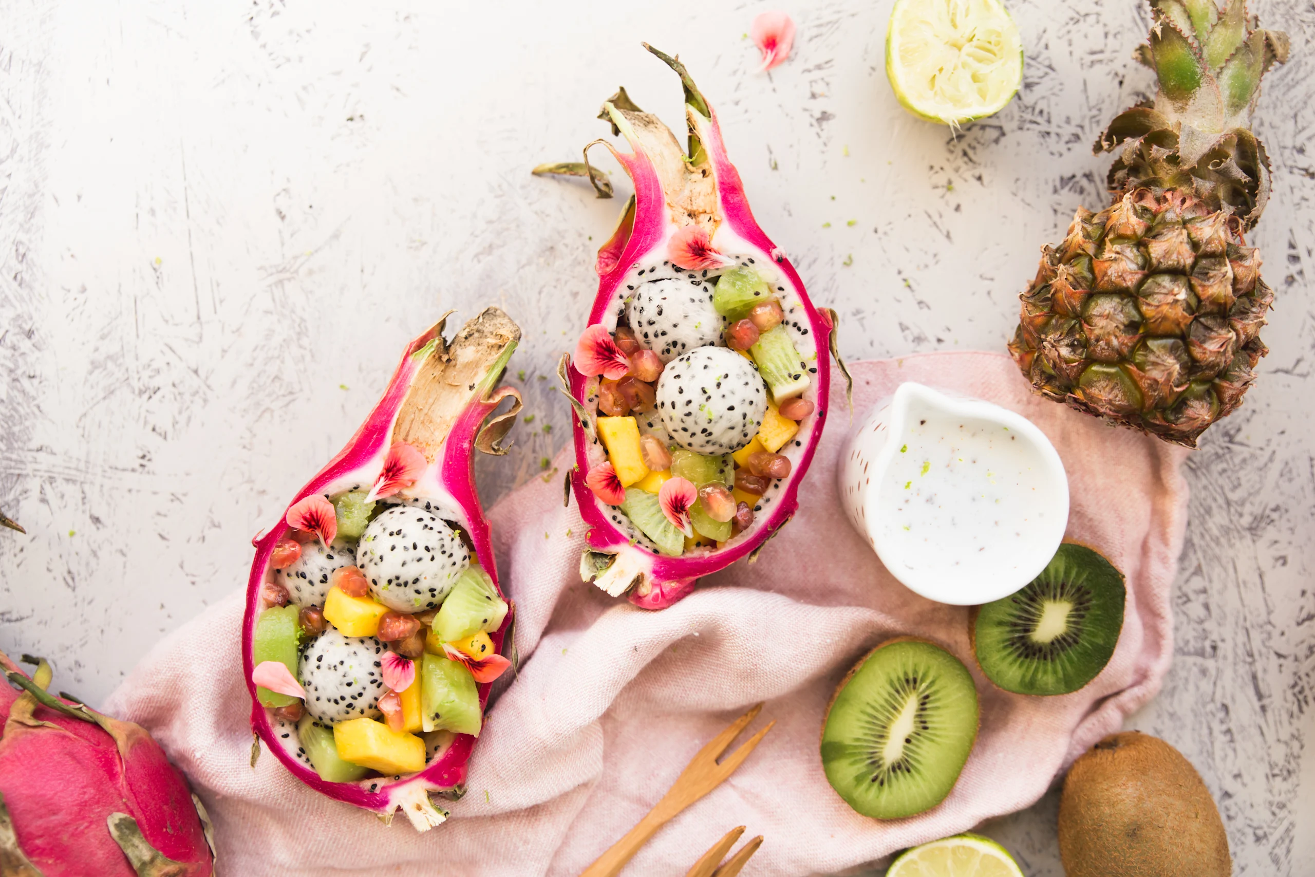 Keväisessä hedelmäsalaatissa yhdistyvät satokauden parhaat palat!