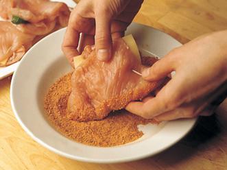 Leivitä broilerinfileet kevyesti korppujauhoissa käännellen. Paista pannula kypsiksi molemmin puolin.