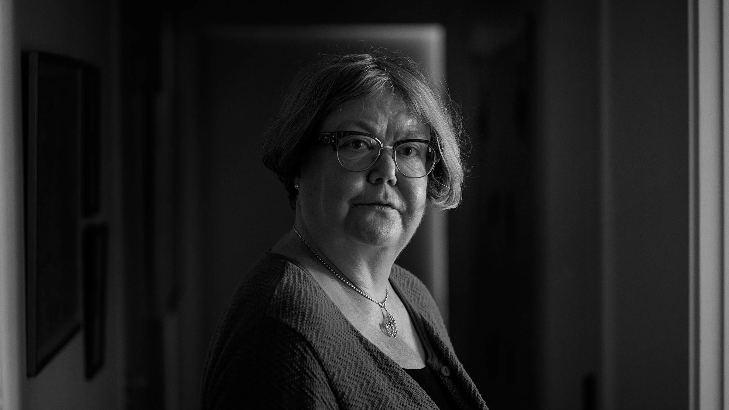 "Jos voisin lähettää terveisiä nuorelle itselleni, sanoisin että ole rohkea ja usko unelmiisi, mutta muista myös iloita ja levätä”, Askola pohtii.  