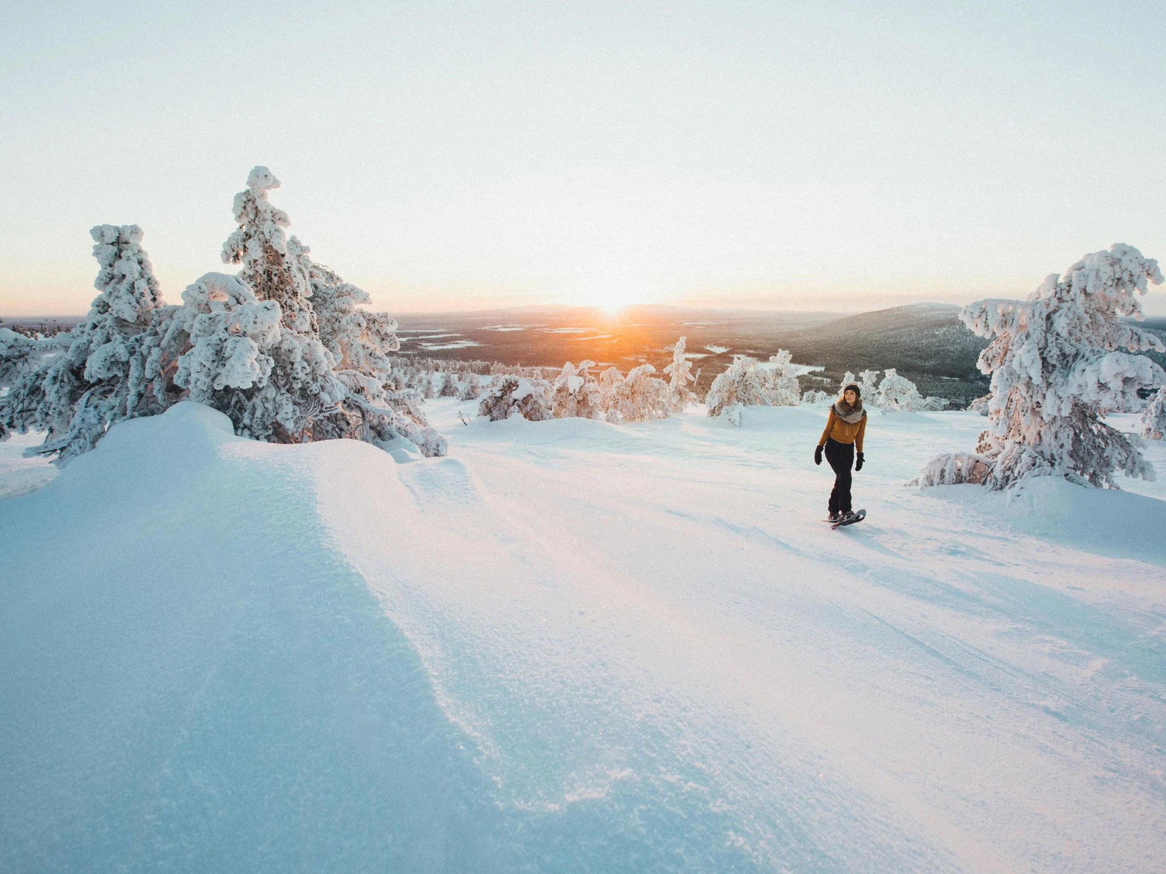 Voiko täydellisempää maisemaa lumikenkälenkille olla?