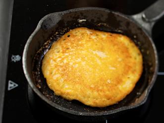 Sulata nokare voita kuumalla pannulla ja lisää reilusti taikinaa. Paista blinit molemmin puolin keskilämmöllä kypsiksi Nosta blinit lautaselle ja tarjoa katkarapu- ja savulohitahnan kanssa.