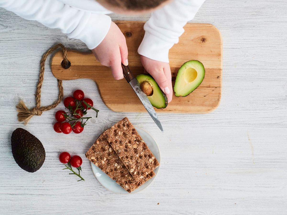 Poista avokadon kivi varovasti veitsellä.