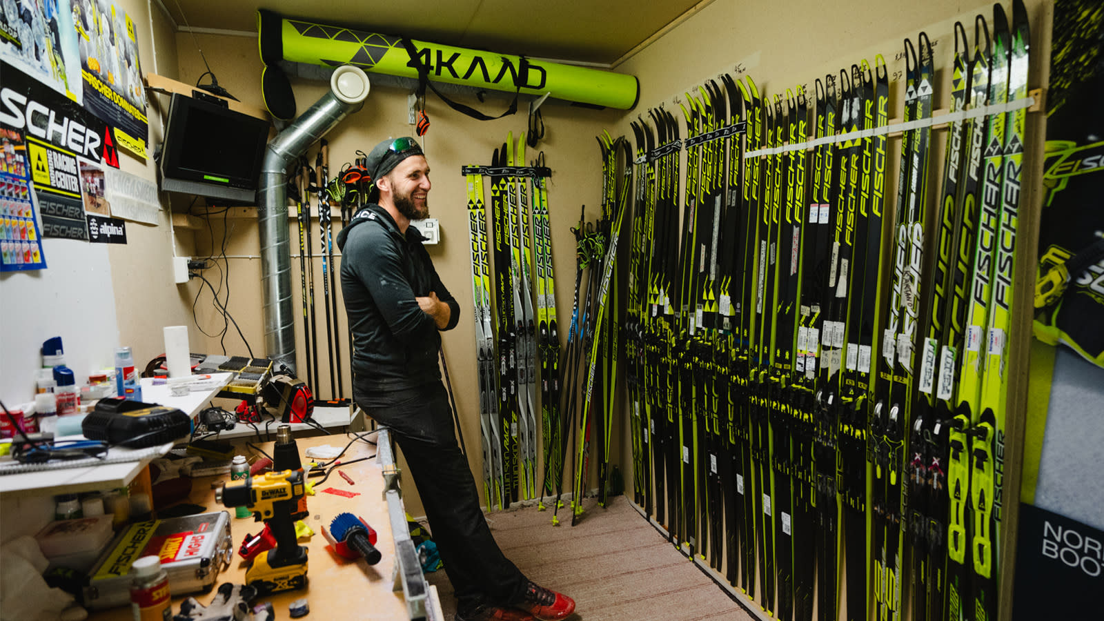 Antti Kartano esittelee vaikuttavaa suksikokoelmaansa.