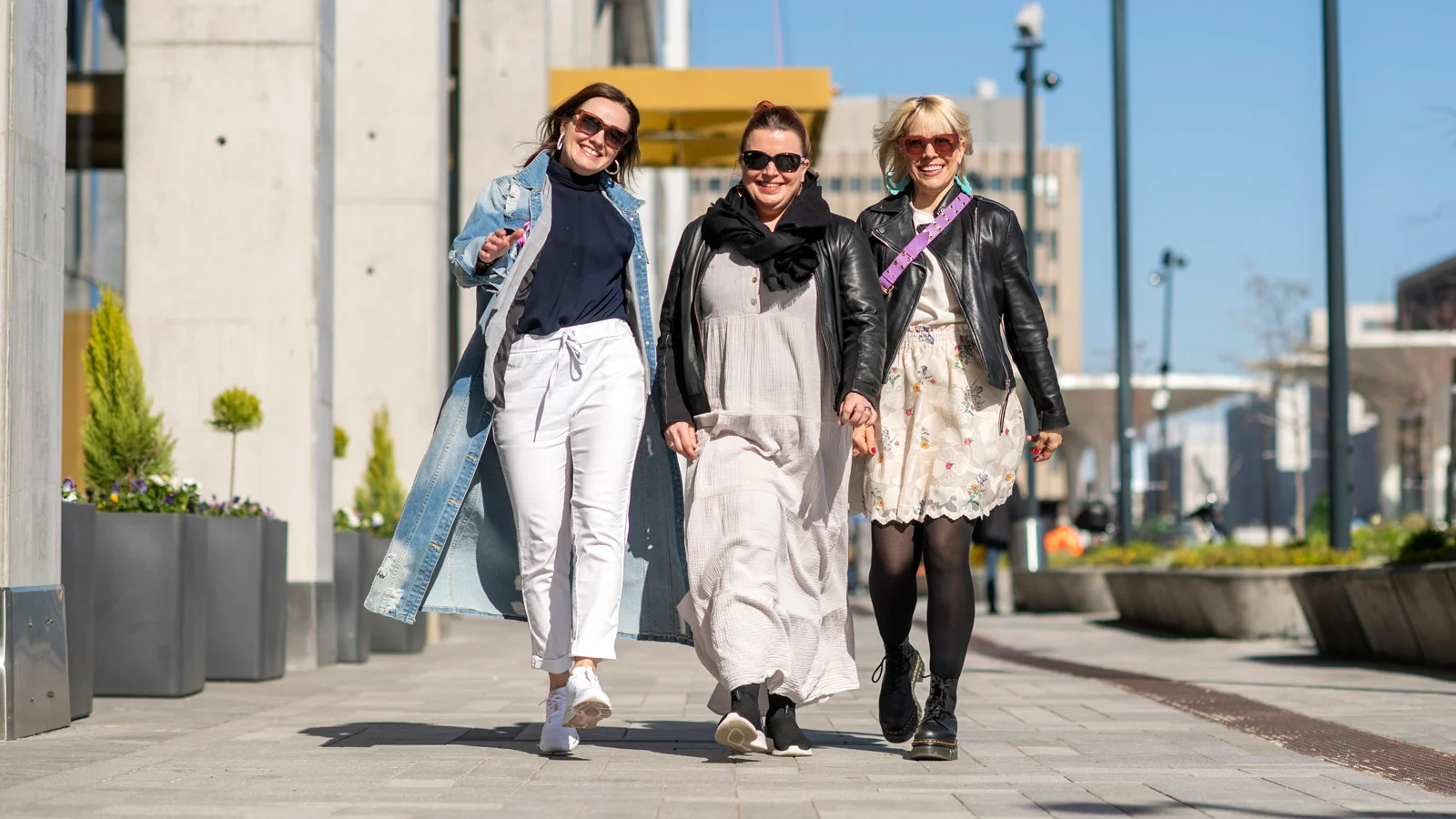 Antti Tuiskun fanit Tiina Mattila, Heidi Kohonen ja Kati Harki kävelevät Triplan edessä Helsingissä.