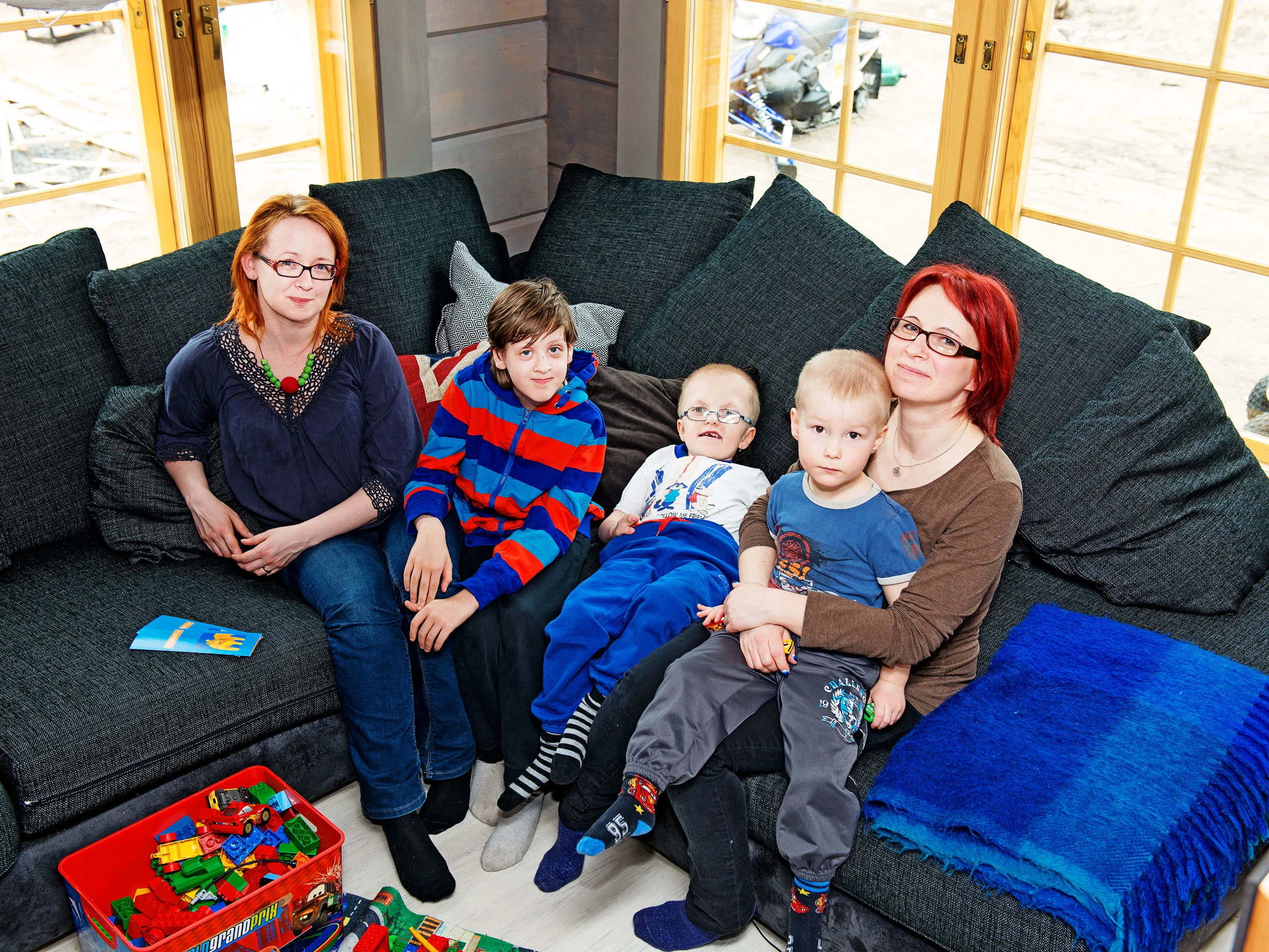 Leijonaemot suojelevat toisiaan