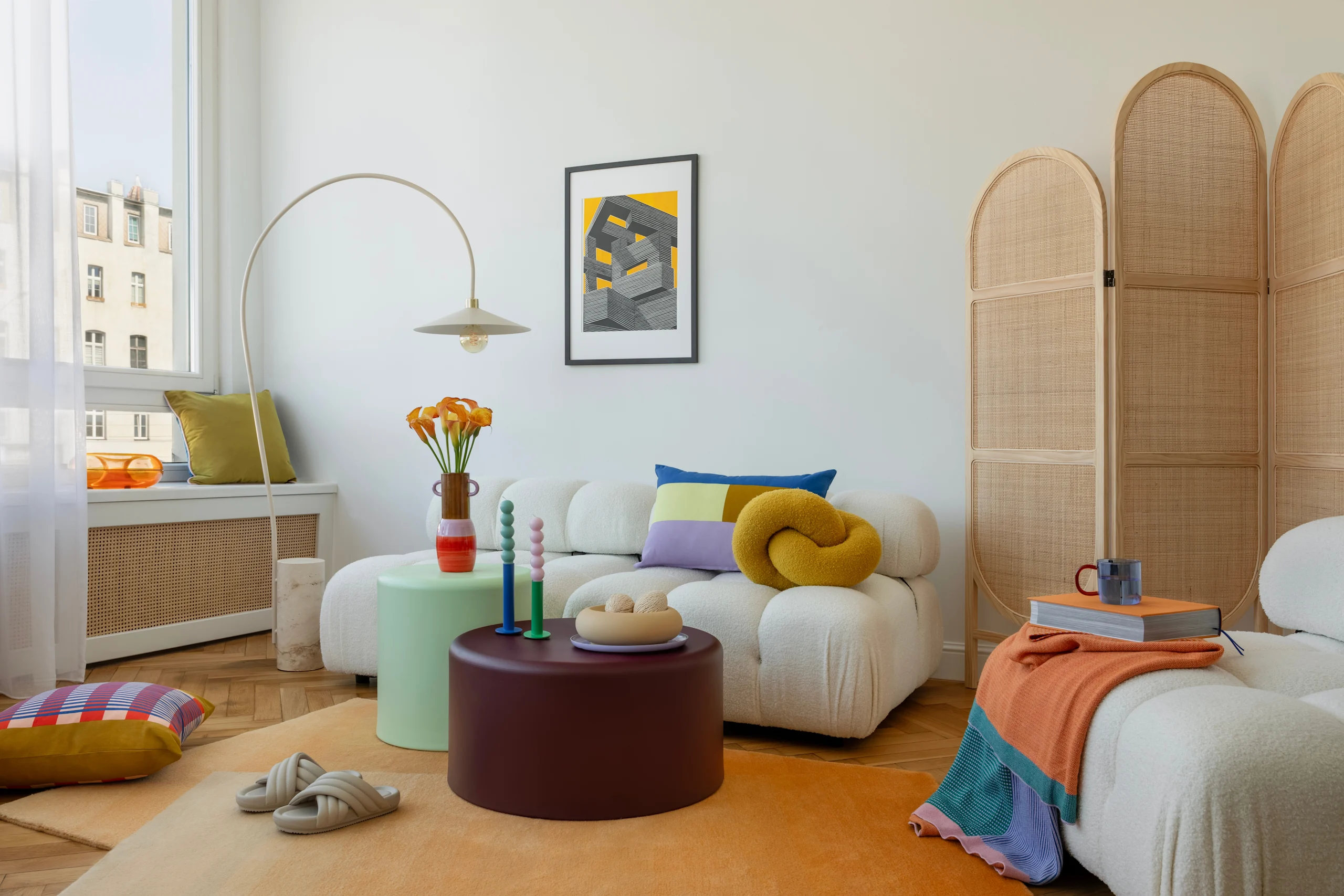 Kuva värikkäästi sisustetusta olohuoneesta