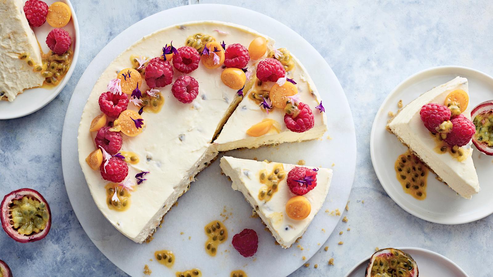 Valkosuklaa-passionjuustokakku, passiohedelmää ja vadelmia