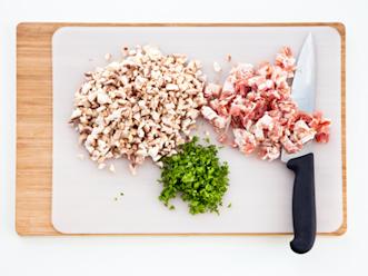 Valmista täyte. Silppua pekonit. Hienonna sienet ja sipulit. Paista ne pannulla pekonin kanssa. Mausta ja anna jäähtyä.