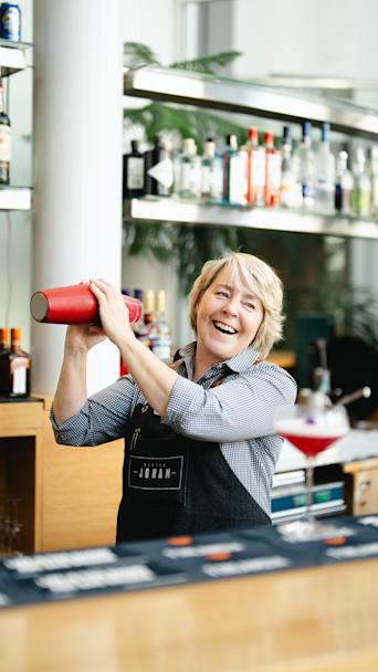 Radisson Blu Royalin aulabaarin pääbaarimestari Hannele Hukkanen valmistaa drinkkiä.