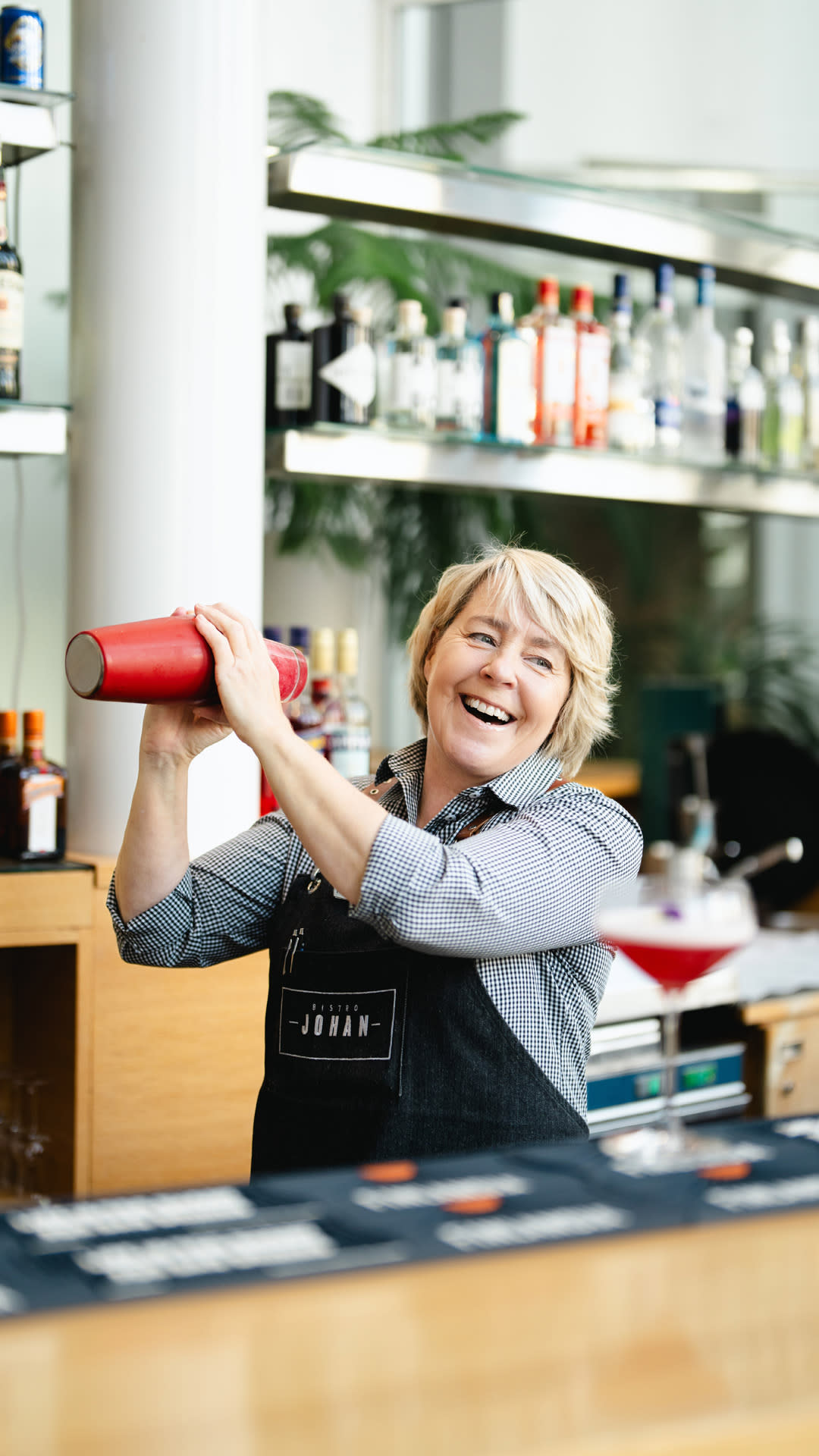 Radisson Blu Royalin aulabaarin pääbaarimestari Hannele Hukkanen valmistaa drinkkiä.