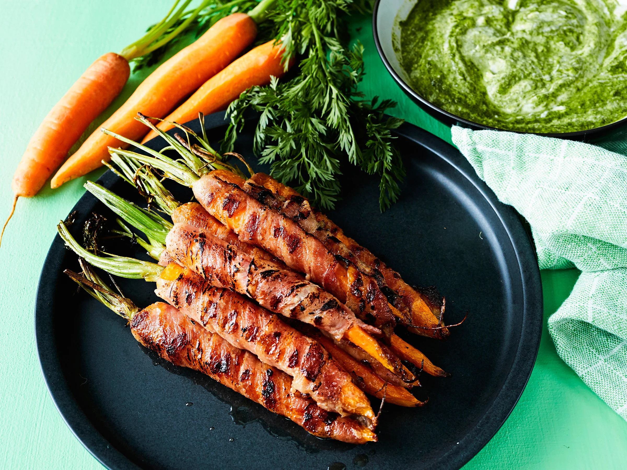 Pekoni-porkkanat ja naattidippi