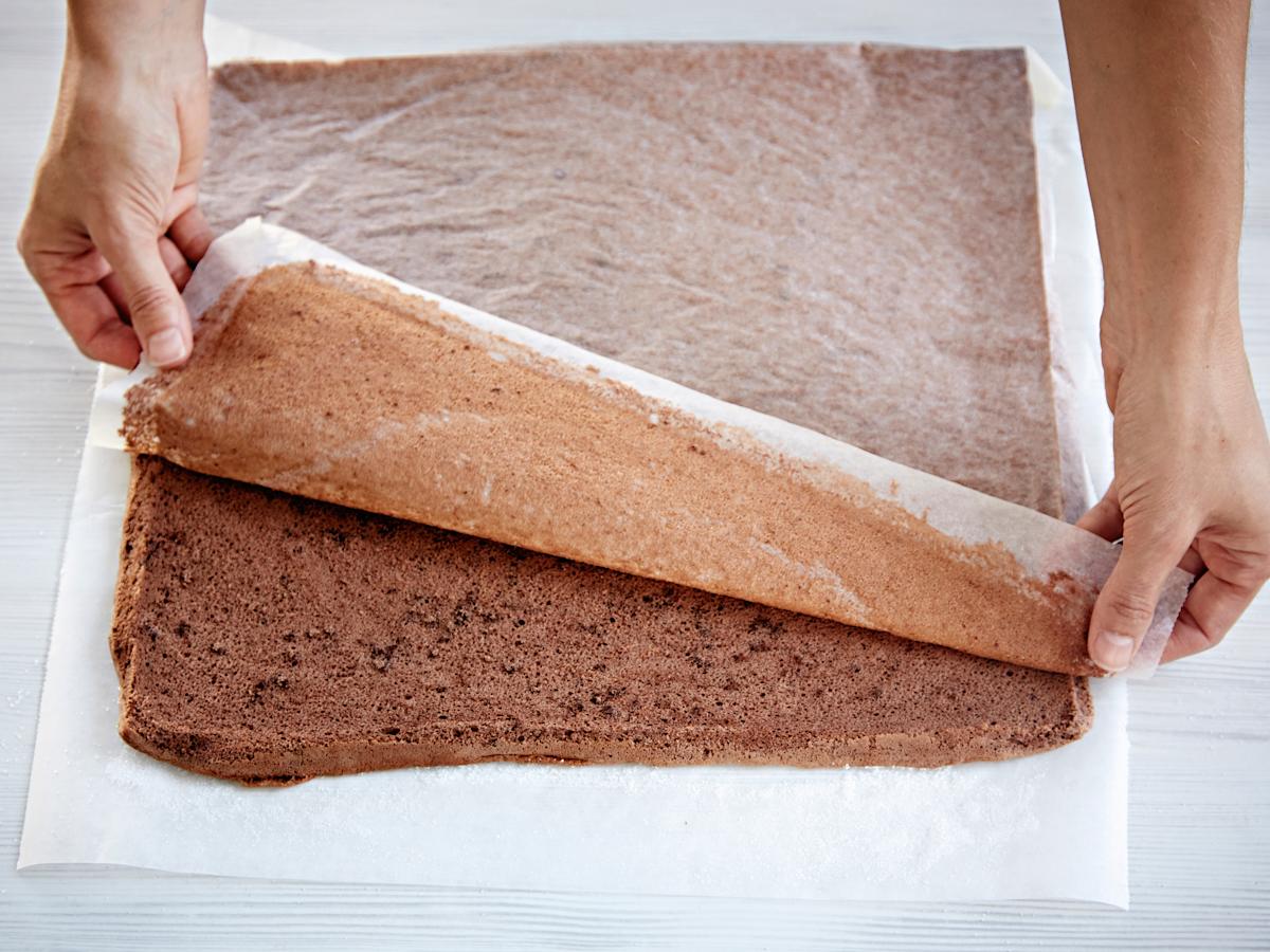 Kumoa kypsä pohja sokeroidulle leivinpaperille. Irrota varoen pohjapaperi ja anna levyn jäähtyä.