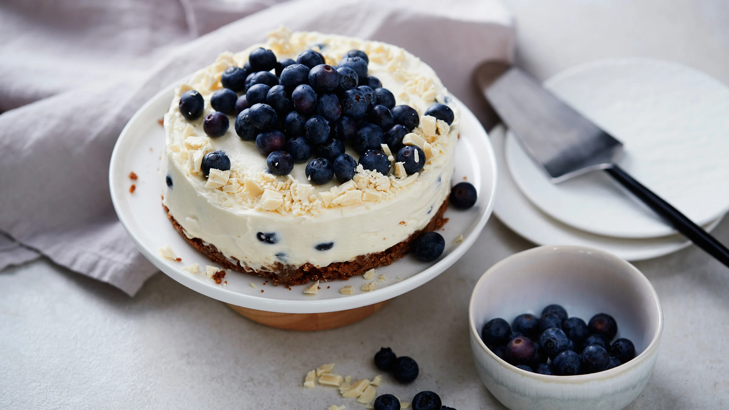 Mustikkainen valkosuklaajuustokakku