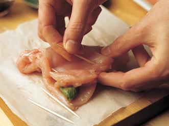 Käännä leikkeet kaksinkerroin ja kiinnitä cocktailtikuilla.