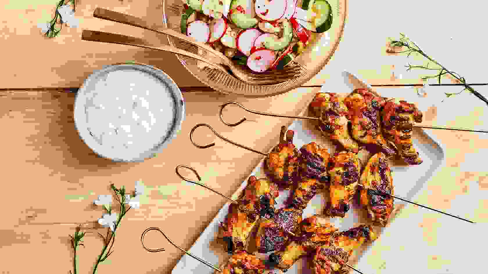 Grillatut wingsit, sinihomejuustodippi ja kukkakaalisalaatti