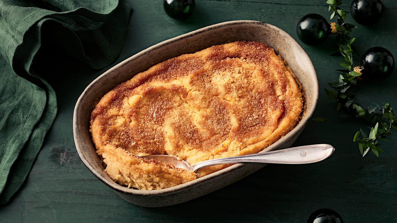 Lanttulaatikko soseesta. Pöydällä joulukoristeita ja liina.