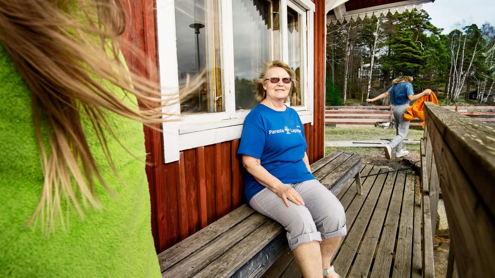 Eläkkeelle jäänyt lastentarhanopettaja Eeva Väyrynen tietää, kuinka lasten kanssa ystävystytään kesäleirin aikana.