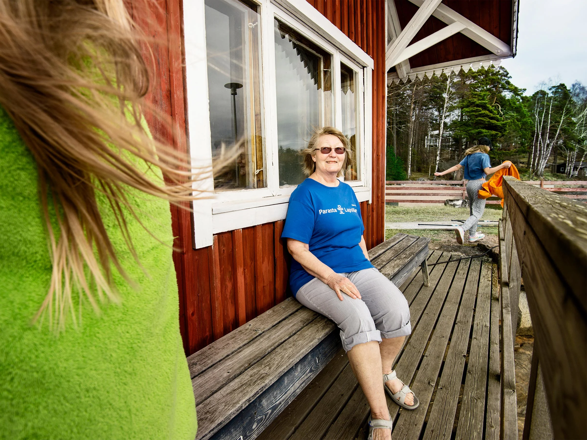 Eläkkeelle jäänyt lastentarhanopettaja Eeva Väyrynen tietää, kuinka lasten kanssa ystävystytään kesäleirin aikana.