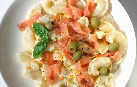 Pastaa sitruunaisen savulohikastikeen kera