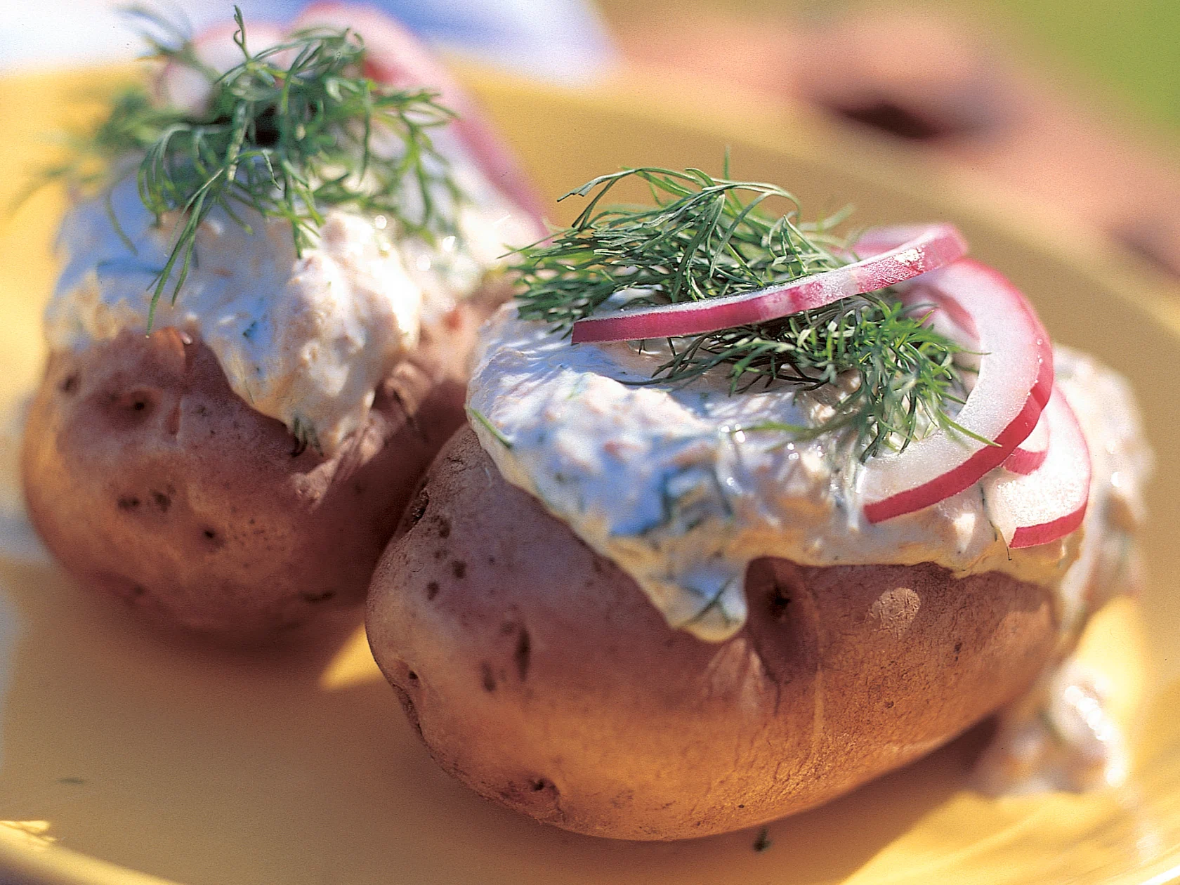 Tilli-tonnikalatäytteiset uuniperunat