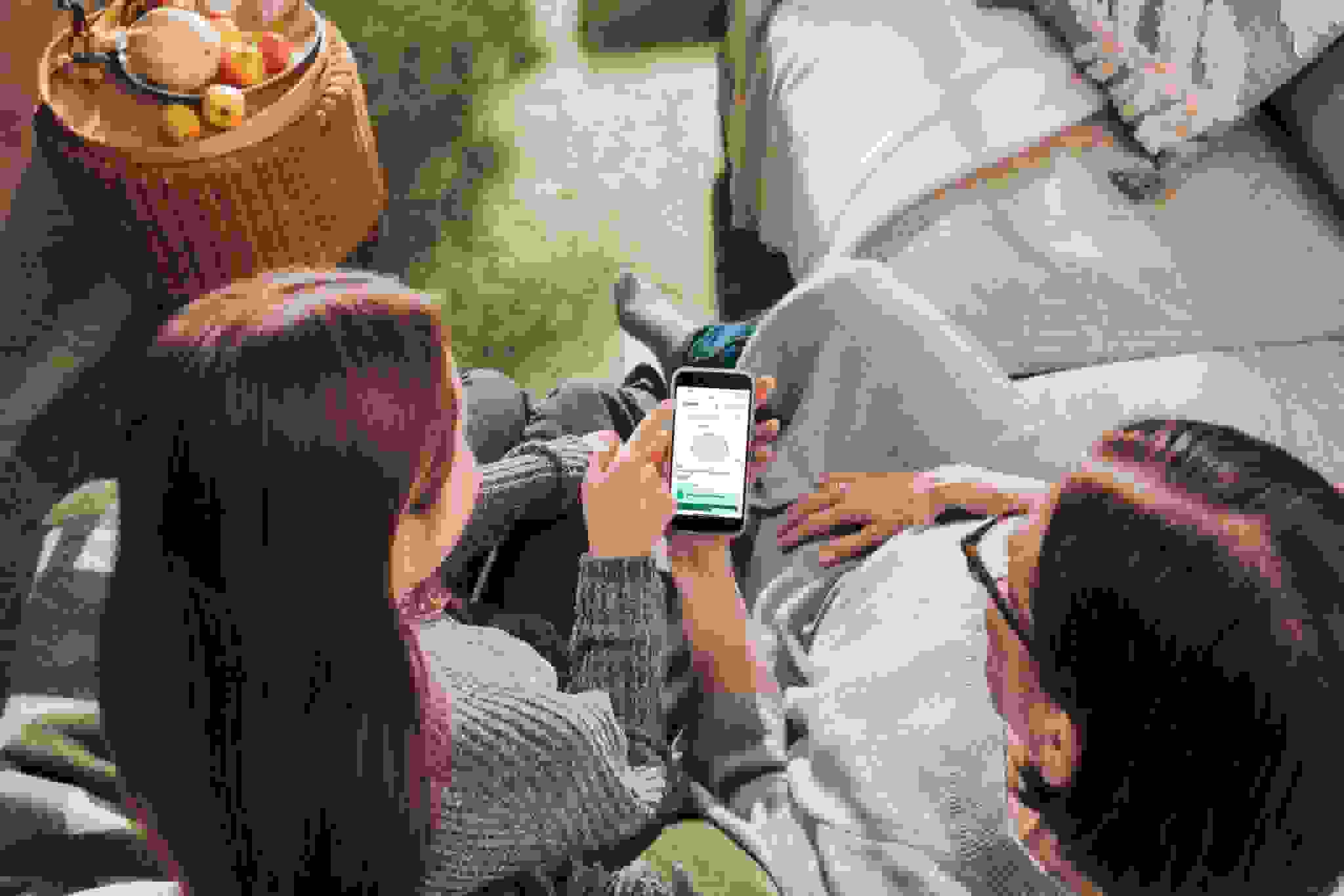 isoäiti ja lapsenlapsi puhelimella Prisman verkkokaupassa