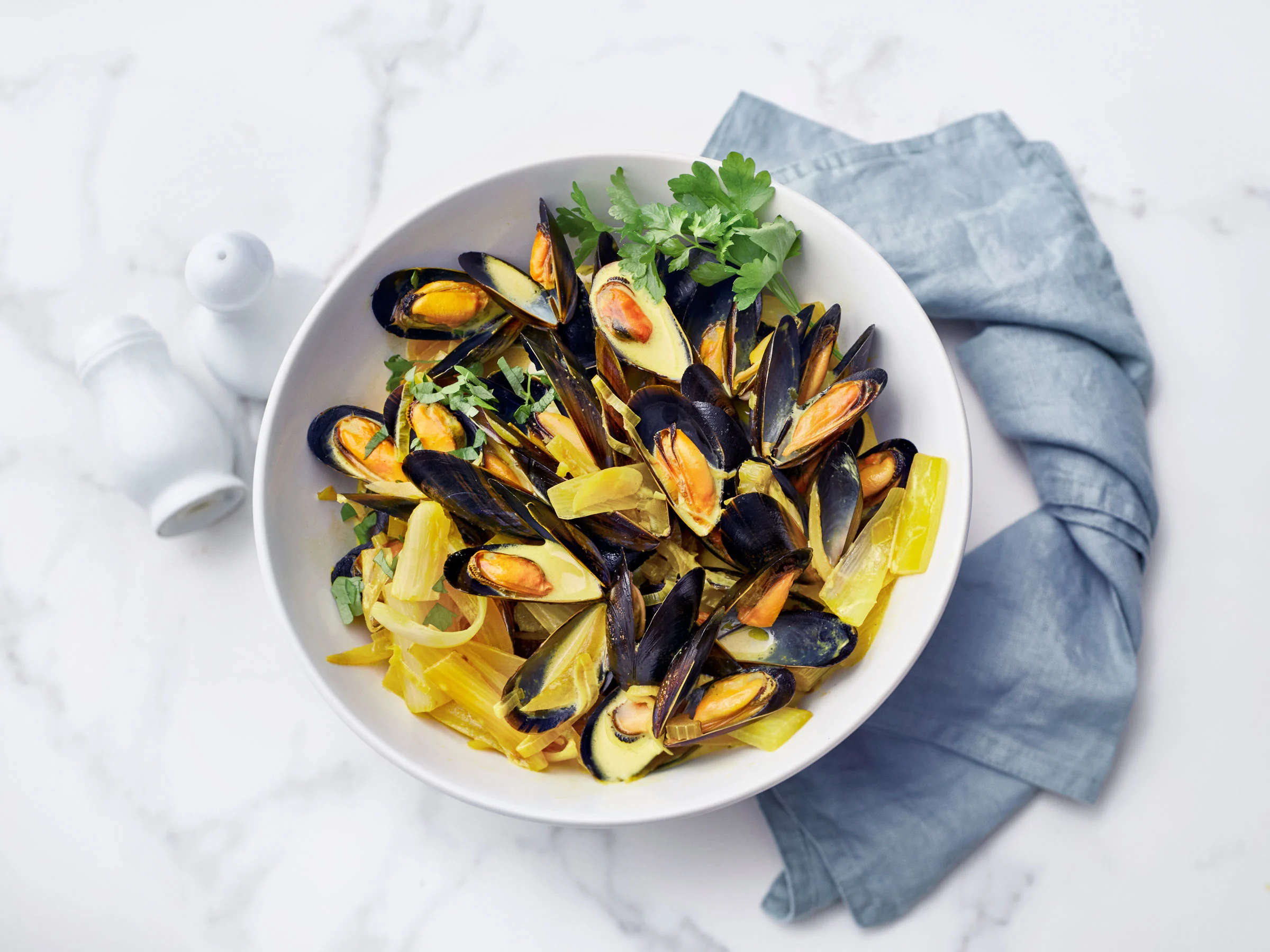 Sinisimpukat purjo-fenkolikermassa